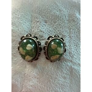 Vintage Green Speckled Cabochon Clip On Earrings Silver Tone Scalloped Frame